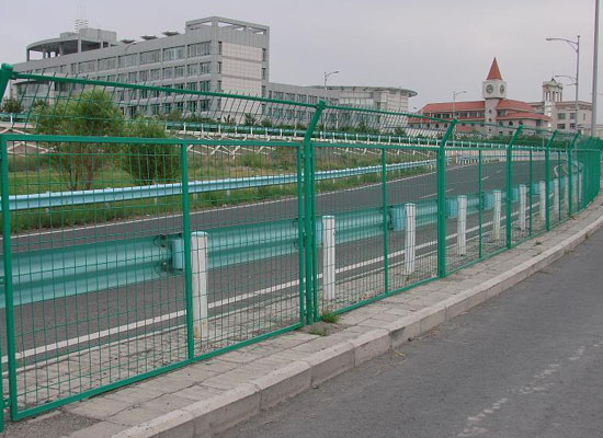 高速公路施工單位對于公路護欄網安裝施工方法